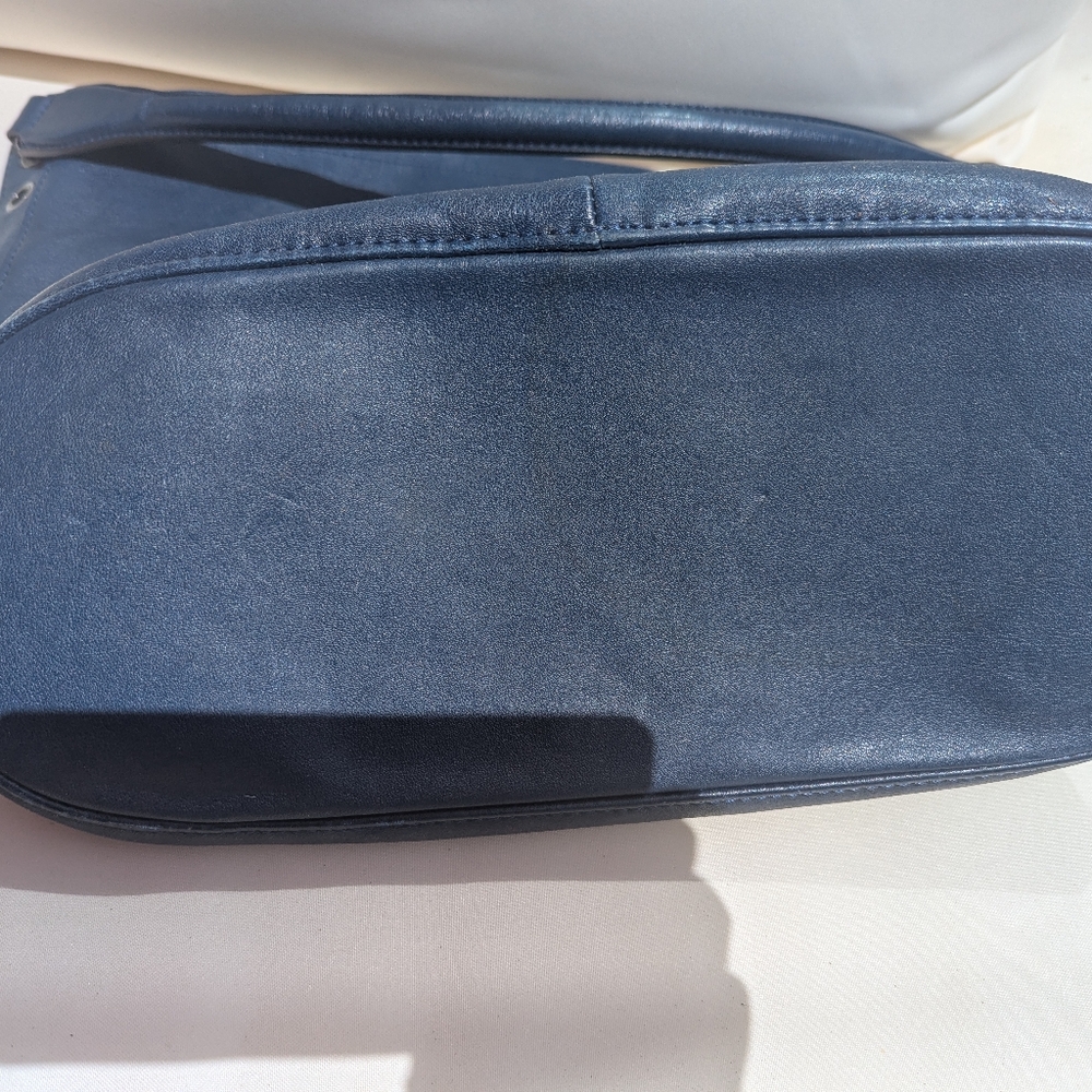 Classy, Authentic Longchamp large leather Midnight Blue Very Nice Shoulder Bag. - Picture 3 of 7